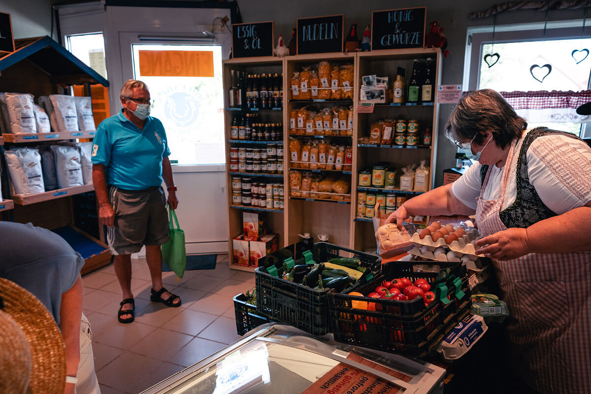 Hier gibt es Nudeln, Gewürze, Käse, Honig oder kaltgepresstes Olivenöl zu kaufen…
